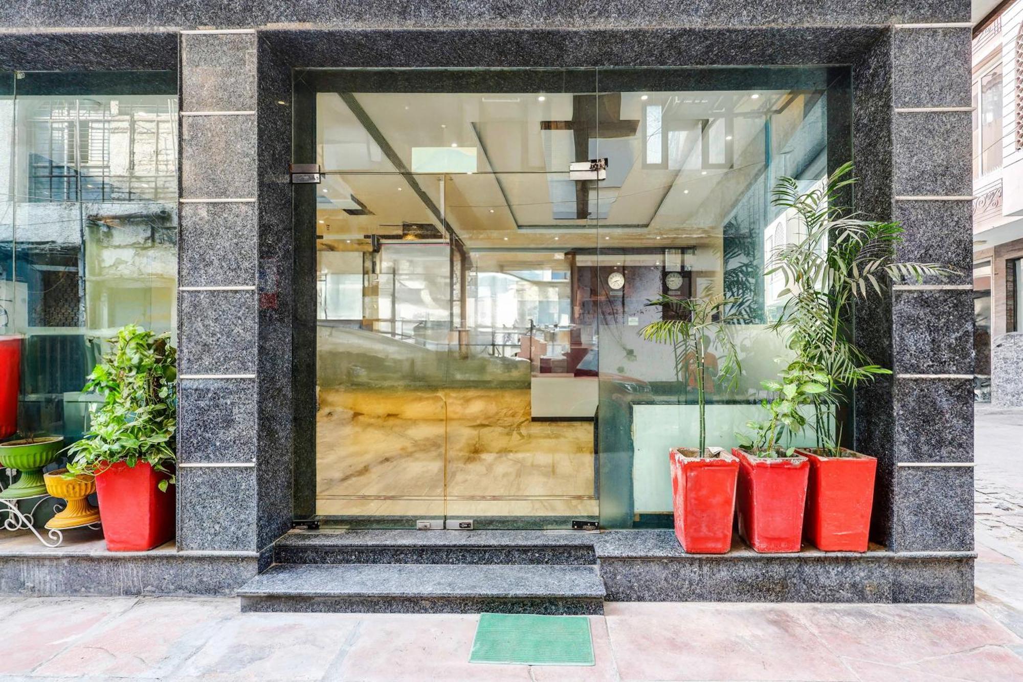 Super Townhouse Arakashan Road Paharganj Formerly Mohan International Nuova Delhi Esterno foto